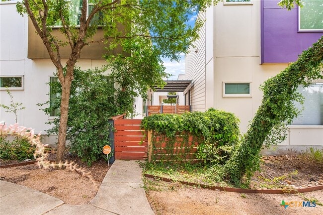 704 N Cherry St in San Antonio, TX - Building Photo - Building Photo