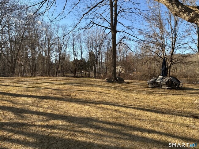 92 Huntingtown Rd in Newtown, CT - Building Photo - Building Photo
