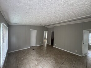 10817 Cozarts Chalet Dr in Gibsonton, FL - Building Photo - Building Photo