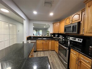 460 Lakeview Dr in Weston, FL - Building Photo - Building Photo