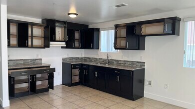 831 E 109th St in Los Angeles, CA - Foto de edificio - Building Photo