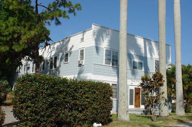 Plaza-View Apartments in Ft. Myers, FL - Foto de edificio - Building Photo