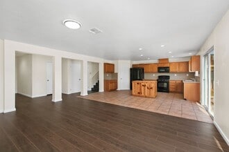 4979 Cimarron Way in San Diego, CA - Foto de edificio - Building Photo