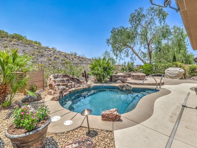 property at 25 Gladewater Dr