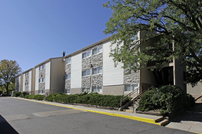 Garden Court Apartments in Denver, CO - Building Photo - Building Photo