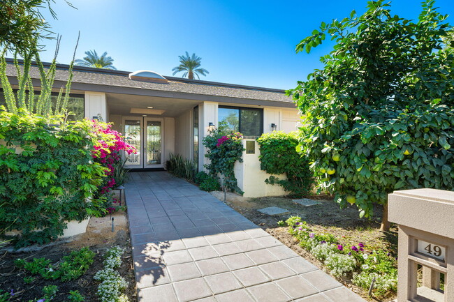 49 Columbia Dr in Rancho Mirage, CA - Foto de edificio - Building Photo