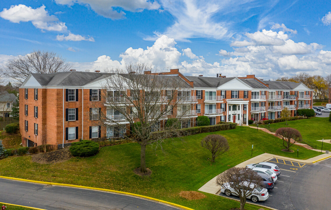 Versailles on the Lakes Schaumburg in Schaumburg, IL - Building Photo