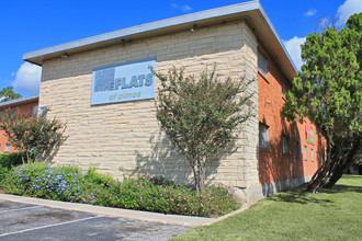 The Flats at Olmos in San Antonio, TX - Foto de edificio - Building Photo