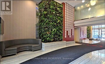 111 Elizabeth St in Toronto, ON - Building Photo - Building Photo