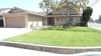 1320 W Walnut Ave in Orange, CA - Building Photo