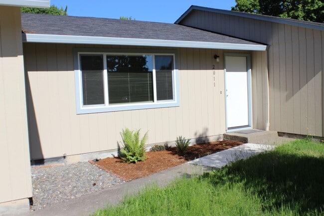 2011 NE 10th Ave in Hillsboro, OR - Foto de edificio - Building Photo