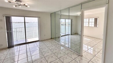 7825 NE Bayshore Ct in Miami, FL - Building Photo - Building Photo