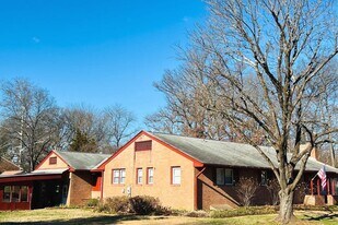 3900 Laurel Rd in Alexandria, VA - Building Photo