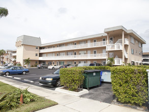 Lake Colony Apartments in North Palm Beach, FL - Building Photo - Building Photo