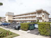 Lake Colony Apartments in North Palm Beach, FL - Foto de edificio - Building Photo