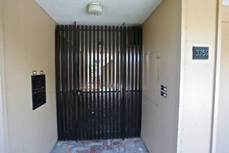 3759 16th St in San Francisco, CA - Foto de edificio - Building Photo