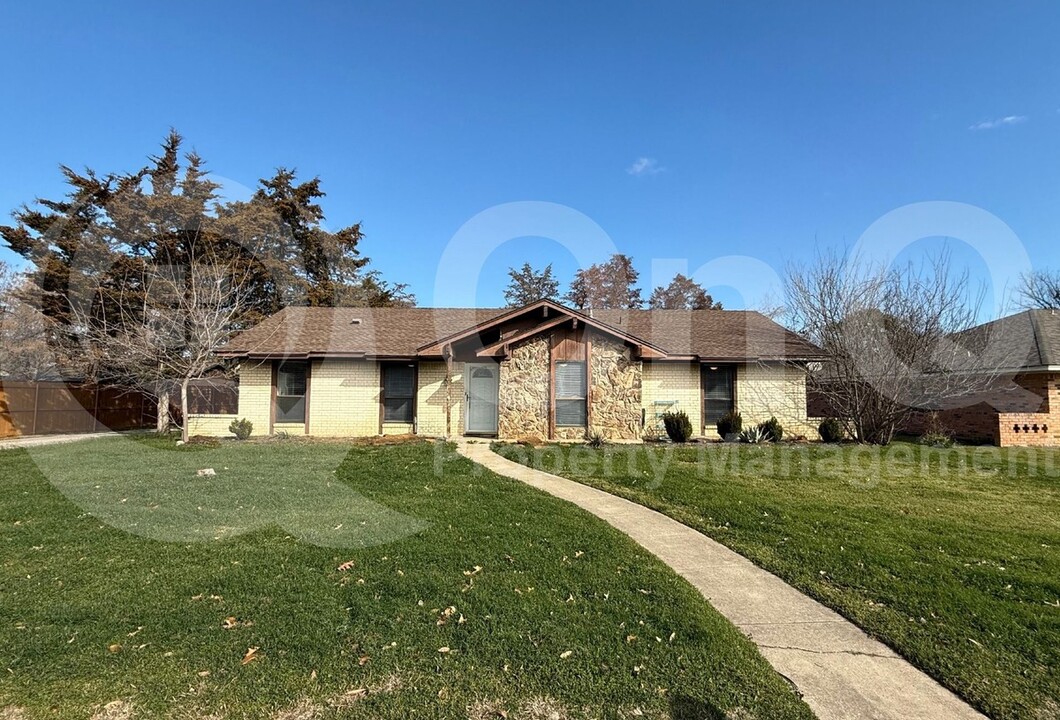 69 Lakewood Dr in Hickory Creek, TX - Building Photo