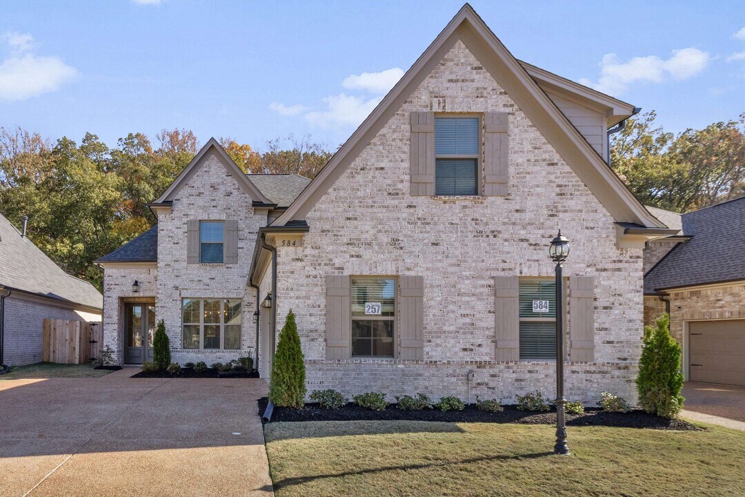 584 Holden Dr in Cordova, TN - Building Photo