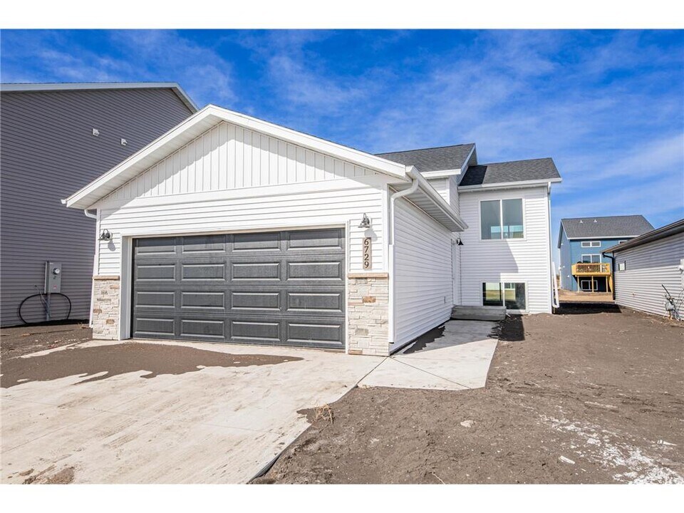 6756 66th Ave S in Horace, ND - Building Photo