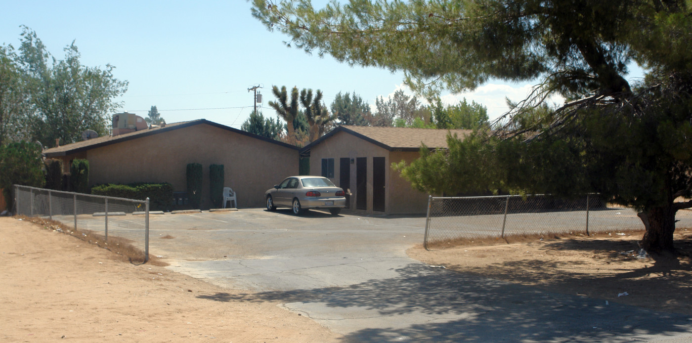 21398 Powhattan Rd in Apple Valley, CA - Building Photo