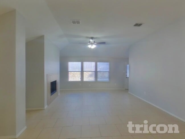 5417 Elk Ridge Dr in Watauga, TX - Foto de edificio - Building Photo