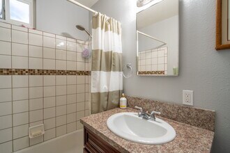 2703 Gates Ave in Redondo Beach, CA - Building Photo - Building Photo