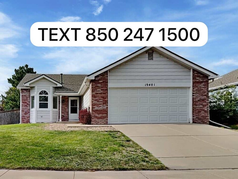19440 E 45th Ave in Denver, CO - Building Photo
