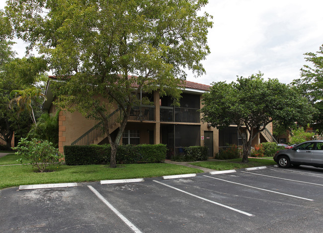 Bella Grand Condos in Pembroke Pines, FL - Foto de edificio - Building Photo