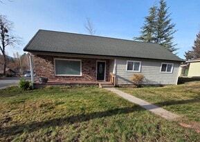 300 E Lake St in Mount Shasta, CA - Building Photo