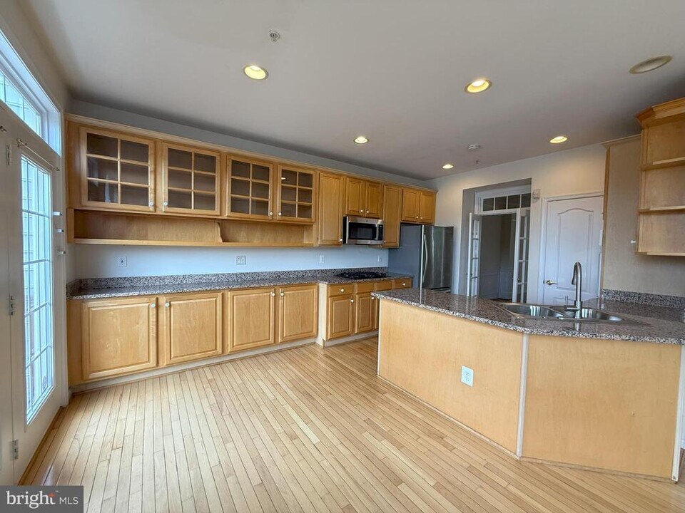 6130 Stonehenge Pl in North Bethesda, MD - Building Photo