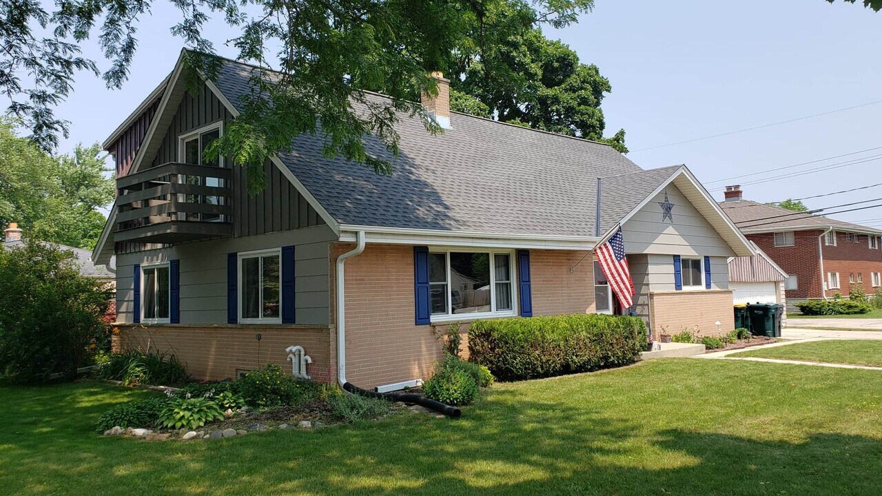 708 North St, Unit Upper in Grafton, WI - Building Photo