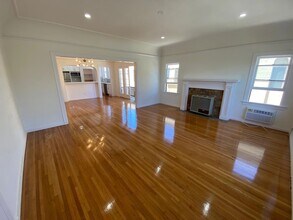 241 S New Hampshire Ave, Unit 4 in Los Angeles, CA - Building Photo - Building Photo