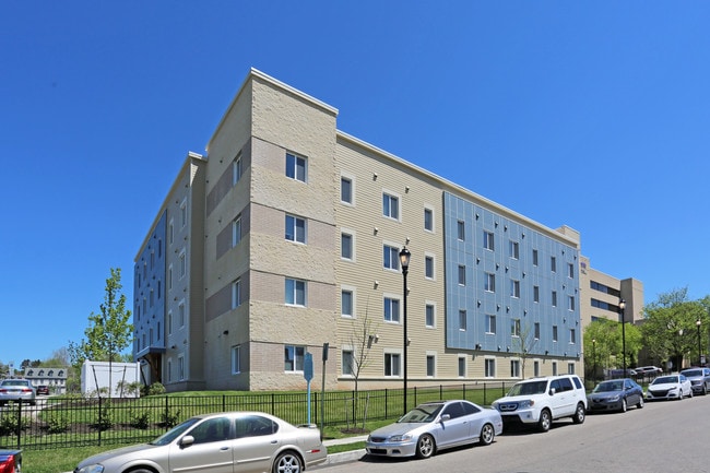 Montgomery Park Senior Apartments in Norristown, PA - Foto de edificio - Building Photo