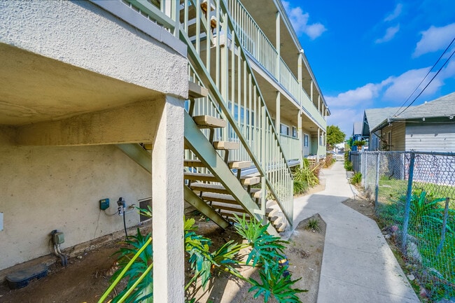 1106 Leighton Ave (B) in Los Angeles, CA - Foto de edificio - Building Photo