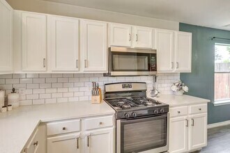 Room in House on Hungry Horse Dr in Manor, TX - Foto de edificio - Building Photo