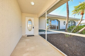 132 SE 19th Ter in Cape Coral, FL - Building Photo - Building Photo