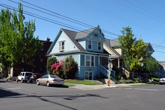 736 NE Couch St in Portland, OR - Building Photo - Building Photo