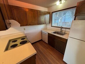 1525 SE 49th Ave in Portland, OR - Foto de edificio - Building Photo