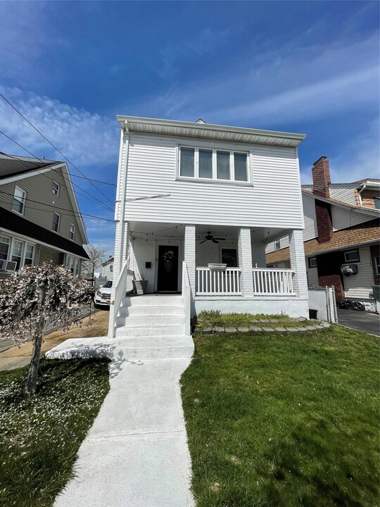 83 Lyon Pl in Lynbrook, NY - Foto de edificio