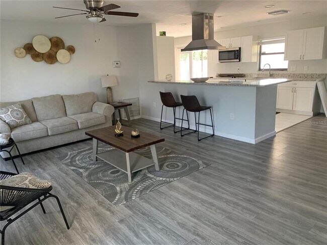 5832 Countrywood Dr in Sarasota, FL - Building Photo - Building Photo