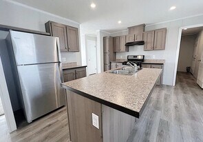 6581 Hillcrest Dr in Holly, MI - Building Photo