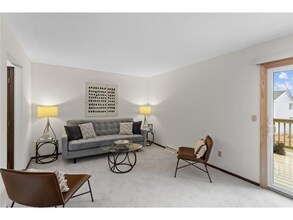 2355 Dorland Pl in Maplewood, MN - Foto de edificio - Building Photo