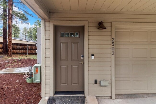 2502 W Washburn Ct in Flagstaff, AZ - Foto de edificio - Building Photo