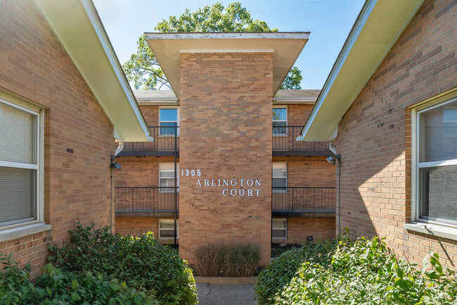 Arlington Court in Columbus, OH - Building Photo - Building Photo