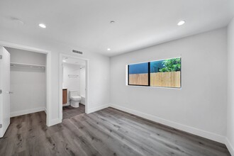 11516 Victory Blvd in North Hollywood, CA - Building Photo - Building Photo