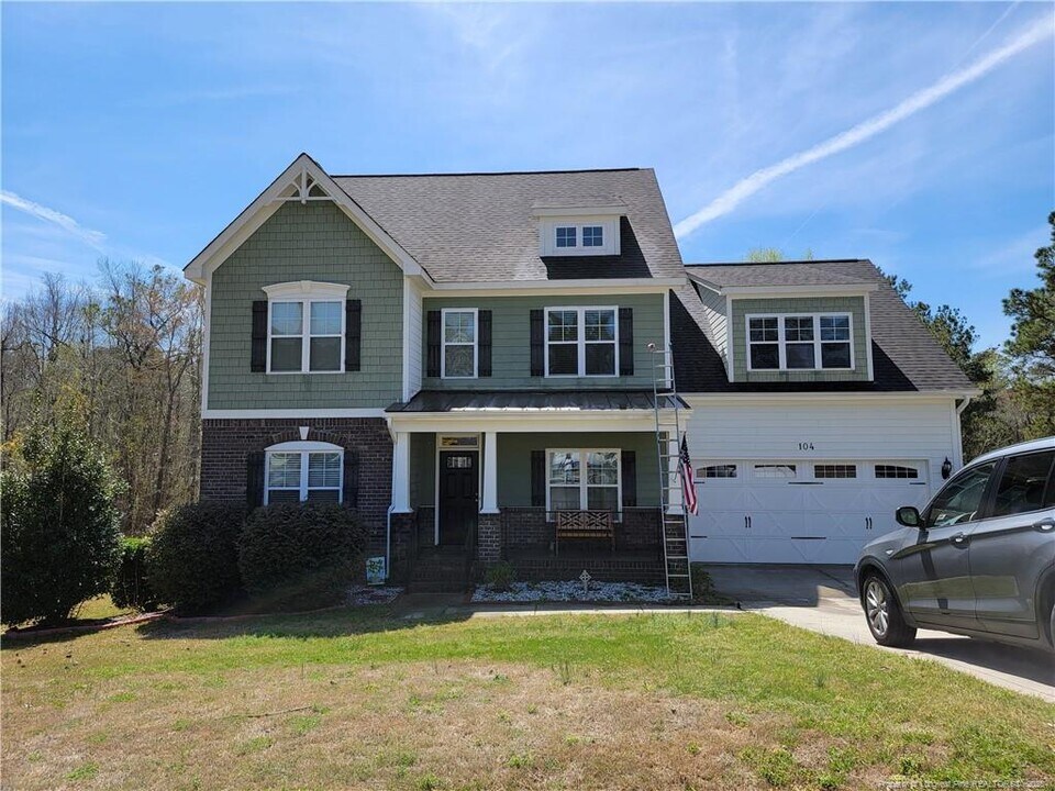 104 Valley Pines Cir in Spring Lake, NC - Building Photo