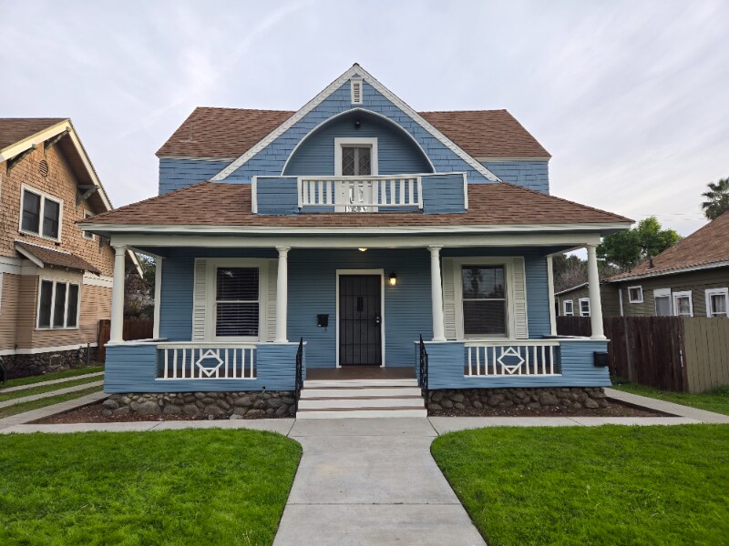 364 E Pearl St in Pomona, CA - Building Photo