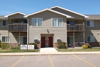 PELICAN RIVER ESTATES in Rhinelander, WI - Foto de edificio - Building Photo
