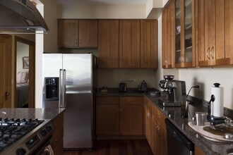 1437 W Olive Ave, Unit J09P in Chicago, IL - Building Photo - Building Photo