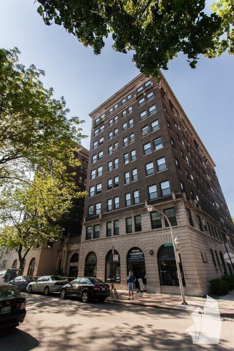 522 W Briar Pl, Unit 4J in Chicago, IL - Foto de edificio